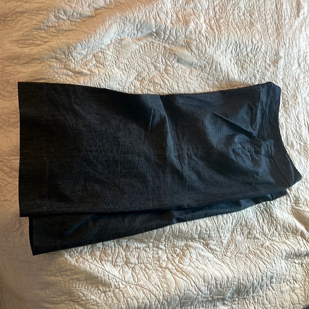 Beautiful wide leg capris.  Fits flattering exactly to an 8.